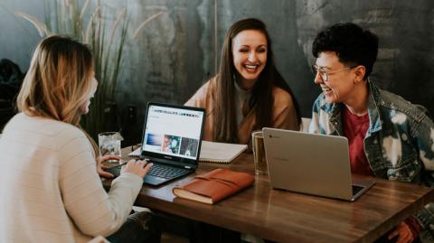 Prograd students on laptops